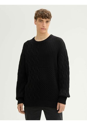 Schwarzer Pullover mit Kabelstrick- und strukturierten Mustern, rundem Ausschnitt, langen Ärmeln sowie gerippten Bündchen und Saum.