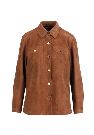 Braune Wildleder-Hemdjacke mit langen Ärmeln, vorderen goldfarbenen Druckknöpfen, zwei Brusttaschen mit Klappen und goldfarbenen Druckknöpfen sowie spitzem Kragen.
