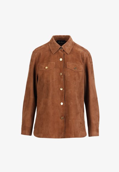 Braune Wildleder-Hemdjacke mit langen Ärmeln, vorderen goldfarbenen Druckknöpfen, zwei Brusttaschen mit Klappen und goldfarbenen Druckknöpfen sowie spitzem Kragen.