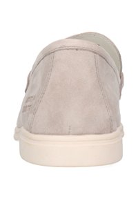 Beige semsket slip-on sko med avrundet form, myk tekstur og kremfarget såle. Bakre visning som viser sømdetaljer og merkevarelogo.