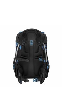 Zaino nero e blu con schienale in rete imbottita, spallacci regolabili, dettagli riflettenti e tasche laterali. Tessuto resistente con design ergonomico.