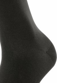 Sort bomuldsstrømpe med en glat tekstur, som har forstærket hæl og tå. Passformen er tæt omkring anklen med minimal ribbning.