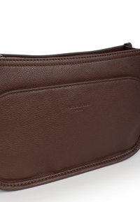 Borsa a tracolla in pelle marrone con una texture liscia, dotata di chiusura con zip e design piatto. Il logo del marchio è impresso sulla parte anteriore.