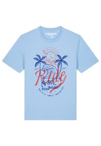 Lichtblauw T-shirt van katoen met een grafisch ontwerp van een lachende zon, golven, palmbomen en tekst die luidt "Ride Pacific Coast Mavericks."