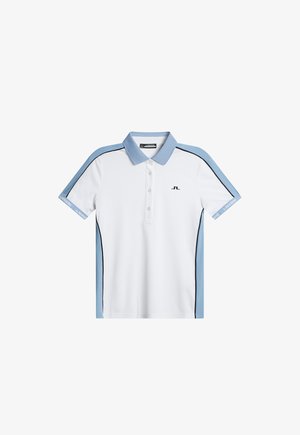 Valkoinen polo-paita vaaleansinisillä yksityiskohdilla, jossa on kaksipainikeinen napitus, musta sivusauma ja brändin logo rinnassa ja hihassa.