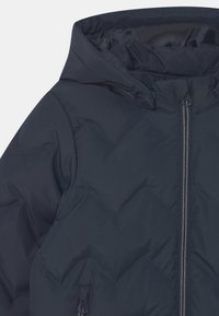 Mørkeblå isoleret jakke med lynlås foran, hætte og en glat, shiny tekstur med syede, kviltede detaljer.