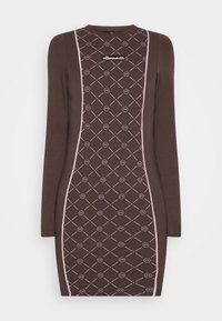 Brązowa sukienka z długim rękawem o geometrycznym wzorze w jaśniejszych odcieniach, z naszywką z logo i kontrastowymi różowymi szwami bocznymi.