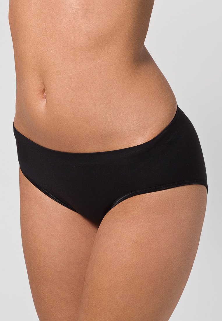 Černý bikiny spodní díl vyrobený z hladkého materiálu s designem s středním pasem a bezešvým pasem pro pohodlí, bez vzorů nebo kovových prvků.