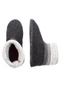 Zwarte wollen pantoffels met een grijze gebreide rand. Het ontwerp is eenvoudig, met een gladde textuur en een gevouwen ribbelrand.