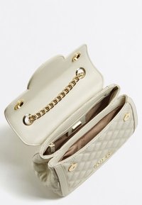 Vaaleanbeige tikattu käsilaukku, jossa on kultainen ketjuyksityiskohta ja metalliosat, läppäkiinnitys sekä tilavat sisäosastot.