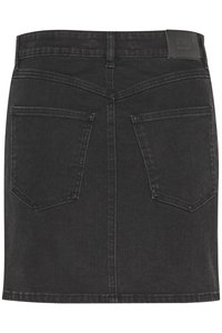Svart denim miniskjørt med en tettsittende design, med to baklommer og et lærmerke ved livet. Klassisk fem-lommers stil.