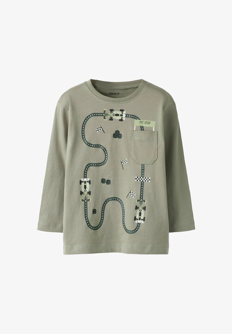 Μακρυμάνικο βαμβακερό μπλουζάκι σε ελιά πράσινο με γραφικό ενός αγωνιστικού δρόμου, αυτοκίνητα, σημαιούλες πινακίδες καρό και μια μικρή τσέπη με το κείμενο "PIT STOP".