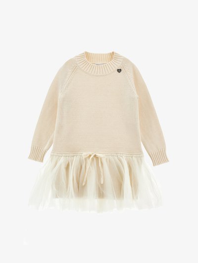 Robe longue en maille crème à manches longues avec col et poignets côtelés, épingle en forme de cœur sur la poitrine, et jupe en tulle transparent avec taille à cordon.