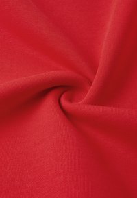 Czerwony, żebrowany materiał, gładka tekstura z lekkim połyskiem, złożony, aby pokazać swoją elastyczność i miękkość, bez widocznych wzorów czy elementów metalowych.