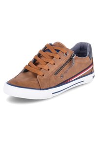 Baskets en cuir marron avec des lacets orange, semelle blanche, accents bleu marine, fermeture éclair sur le côté et détail à rayures rouges le long du côté.