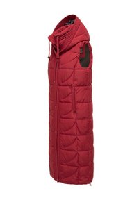 Gilet rembourré isolé rouge avec un col haut, fermeture éclair à l'avant et poches latérales. Présente un motif matelassé et une capuche avec cordon de serrage.