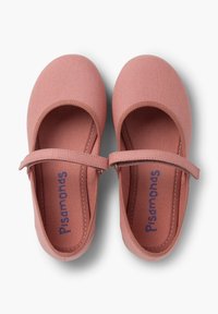 Růžové plátěné boty s kulatou špičkou, elastickým páskem přes nárt a indigovým logem na stélce. Hladký povrch, jednoduchý design.