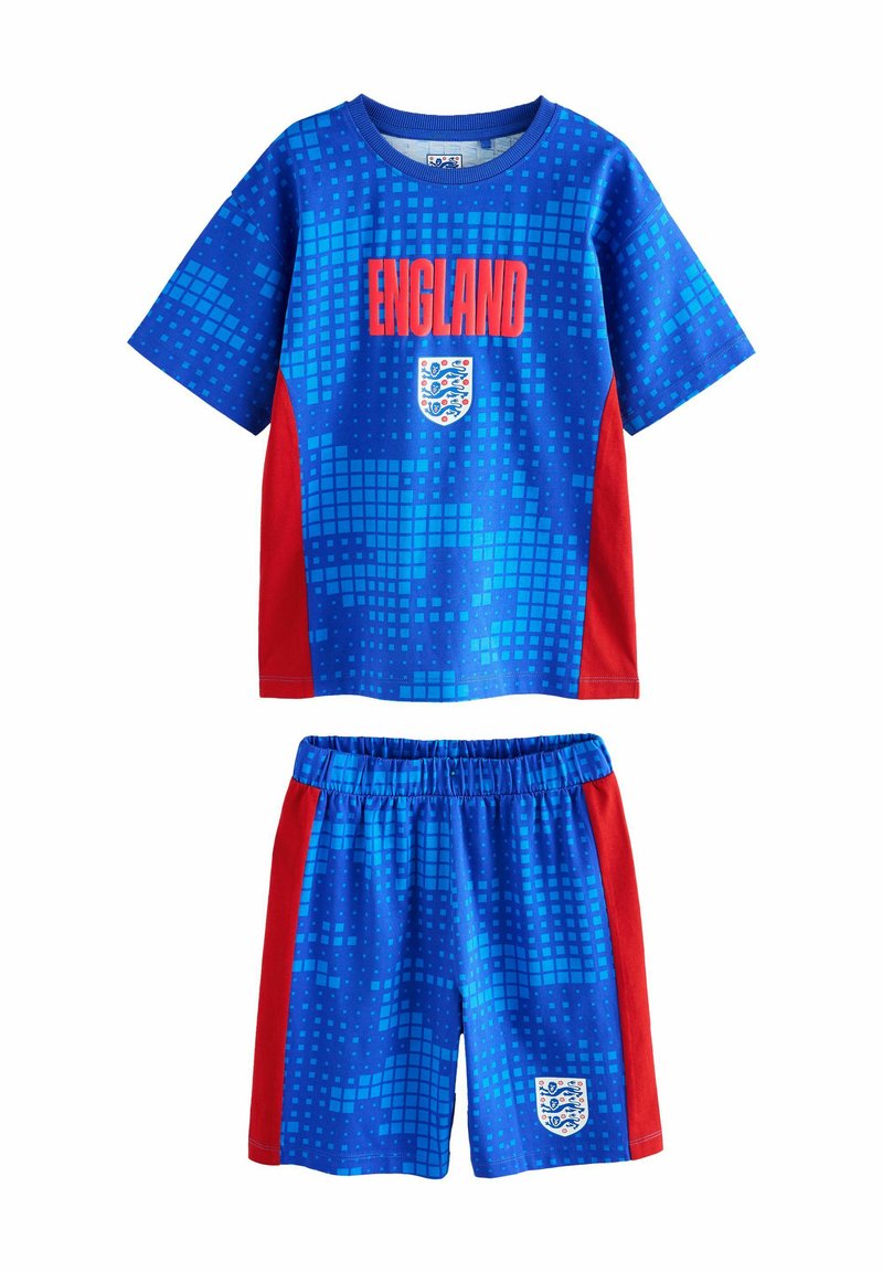 Blå sportsoutfit med korte ærmer og shorts. Har røde accenter, gittermønster og teksten "ENGLAND"; inkluderer emblem på shorts.