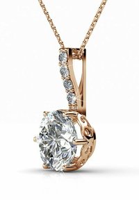 Pendente in oro rosa con un grande diamante tondo e sei diamanti più piccoli incastonati in un design curvo sulla goccia, caratterizzato da dettagli intricati.