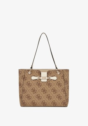 Sac fourre-tout Guess beige et marron avec un motif monogramme, deux bretelles noires, et un détail à boucle à l'avant avec le nom de la marque.