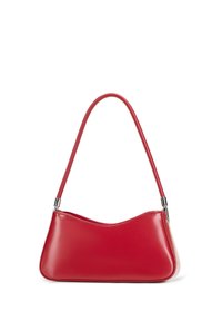 Czerwona skórzana torebka w kształcie łuku, z wąskim uchwytem i srebrnymi akcentami. Gładka tekstura i minimalistyczna sylwetka.