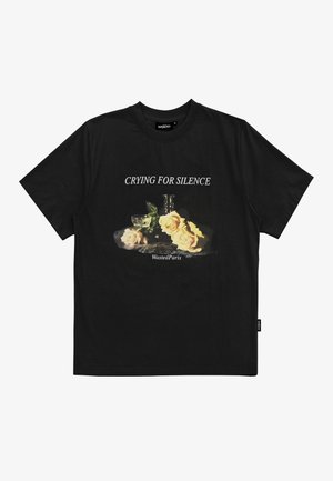 Zwart T-shirt met korte mouwen met de tekst "CRYING FOR SILENCE" en een bloemmotief met gele rozen en een glas. Merk: WastedParis.
