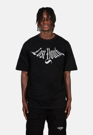 Sort bomulds t-shirt med store hvide gotisk-agtige tekster, der siger "Lost Youth" over brystet. Korte ærmer og en afslappet pasform.