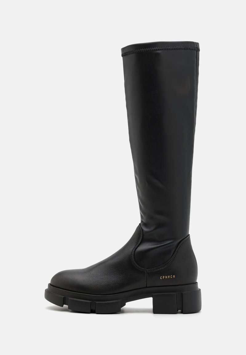 Stivale in pelle nera al ginocchio con design minimalista, finitura testurizzata, tacco a blocco e accento con logo dorato sul lato.