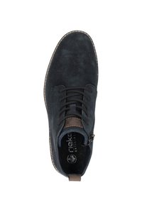 Donkerblauwe suède schoen met ronde neus, vetersluiting en stiksels. Bevat een bruine leren accent en een rits aan de zijkant.