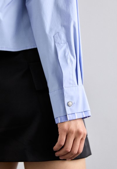 Maje CEVATTE SET - Hemdbluse - bleu