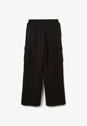 Pantalones cargo negros con cinturilla elástica, dos bolsillos laterales y dos bolsillos cargo, fabricados con una suave y lisa tela.