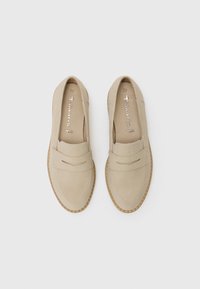 Chaussures à enfiler beiges avec une texture en daim lisse, détails en cuir sur la bride et une semelle en caoutchouc avec un motif texturé. Taille 37.