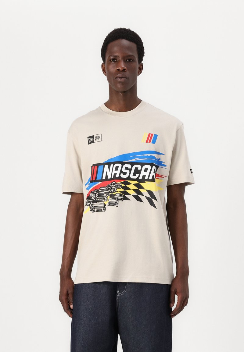 Beidzama kokvilnas T-krekls ar īsām piedurknēm, kuram ir NASCAR grafika zilo, sarkano un dzelteno krāsu kombinācijā, kā arī šaha raksts un logo akcenti.