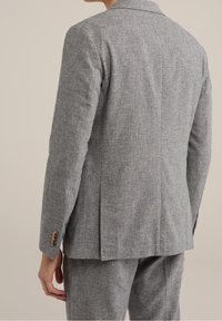 Grå, strukturerad kavaj med skräddarsydd passform, som har en enda slits bak och tre-knapp-halslinser.