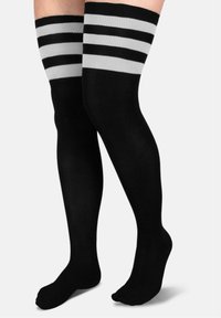 Kniehohe Socken aus einem glatten schwarzen Stoff, mit drei horizontalen grauen Streifen am oberen Rand und einer taillierten Passform.