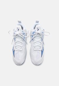 Zapatillas deportivas blancas con una parte superior texturizada, detalles en azul y un diseño de malla. Cuentan con cordones y una lengüeta trasera para facilitar su colocación.