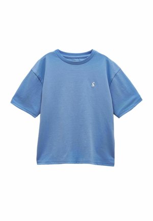 Blaues T-Shirt mit kurzen Ärmeln und rundem Ausschnitt, mit kleinem weißen Hasenlogo auf der linken Brust, schlichtes Design, flach auf einem weißen Hintergrund liegend.