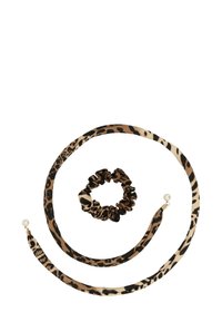 Leopardenmuster-Haaraccessoires-Set bestehend aus einem Scrunchie und einem schmalen Haarband, beide aus weichem Stoff mit glatter Textur und Perlenakzent.