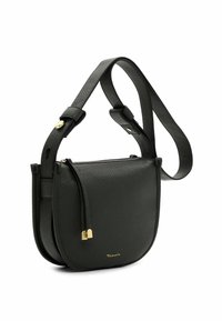 Czarna torebka crossbody z fakturowanej skóry, z złotym suwakiem i regulowanym paskiem, z małym złotym logo marki blisko dolnej części.