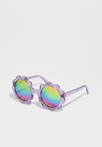Ochelari de soare în formă de floare violetă, cu sclipici, având lentile rotunde, iridescente care reflectă o varietate de culori. Brațe transparente.