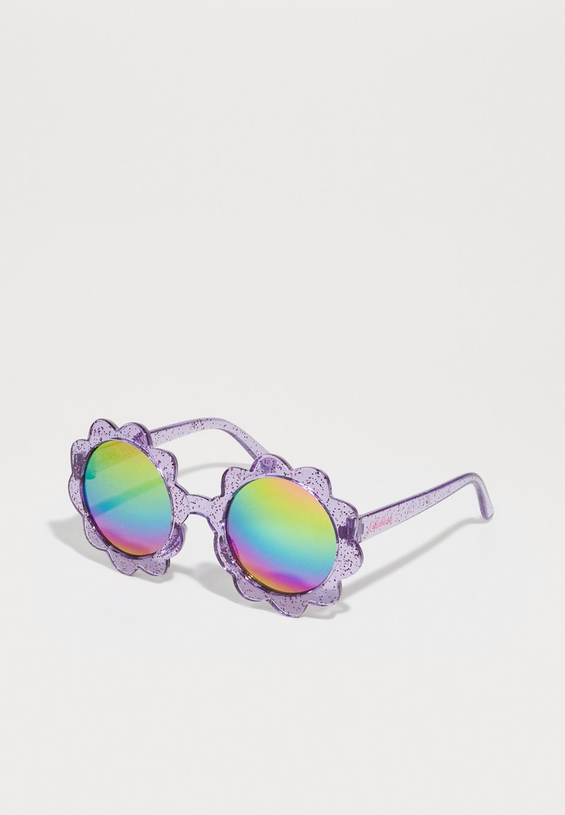 Ochelari de soare în formă de floare violetă, cu sclipici, având lentile rotunde, iridescente care reflectă o varietate de culori. Brațe transparente.