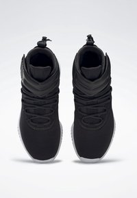 Svarta högskurna sneakers med ett texturerat nätövre, vadderad krage och elastiska snören. Vit gummisula med rundad form och böjd design.