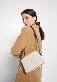 Tamaris ANASTASIA - Clutch - ecru