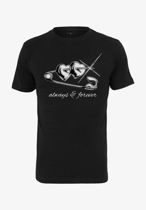 Svarte t-skjorte med trykk av metalliske hjerter, en sikkerhetsnål, og teksten "alltid & for alltid" i hvit skript.