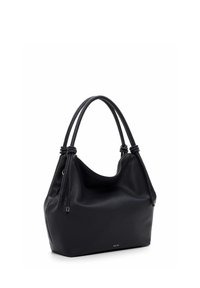 Melns teksturēts ādas rokassomas ar dubultiem rokturiem un smalkiem sudraba toņa akcentiem, stāvot pret balto fonu.