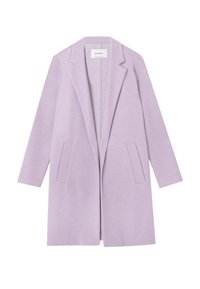 Lila kappa med skräddarsydd design, långa ärmar, försänkta lapeller och två framfickor. Slät textur med en modern, öppen silhuett.