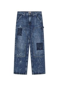 Pantaloni in denim di diverse tonalità di blu con design a motivo patchwork, texture vissuta, macchie di vernice e tasche laterali.