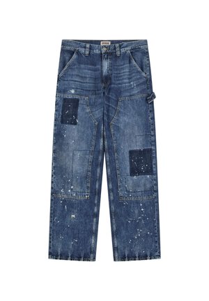 Pantaloni in denim di diverse tonalità di blu con design a motivo patchwork, texture vissuta, macchie di vernice e tasche laterali.