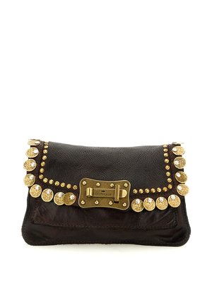 Pochette in pelle nera con borchie circolari dorate lungo i bordi e una grande fibbia dorata incisa con "Campomaggi."