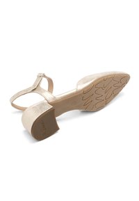 Metaliczne złote sandały na obcasie z paskiem, z teksturowaną wkładką i szczegółowym wzorem gumowej podeszwy. Gruby, niski obcas.